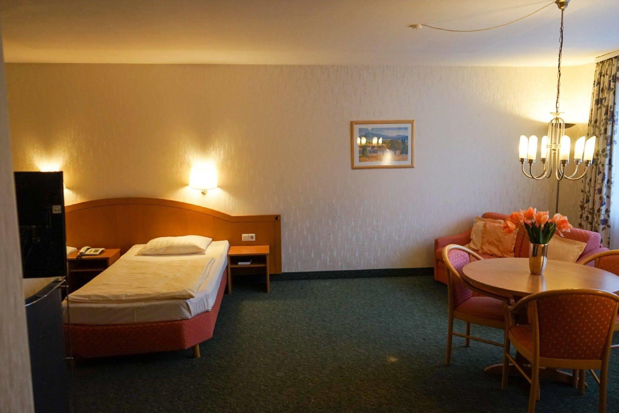 Hotel Circle Inn Ramstein-Miesenbach Bagian luar foto